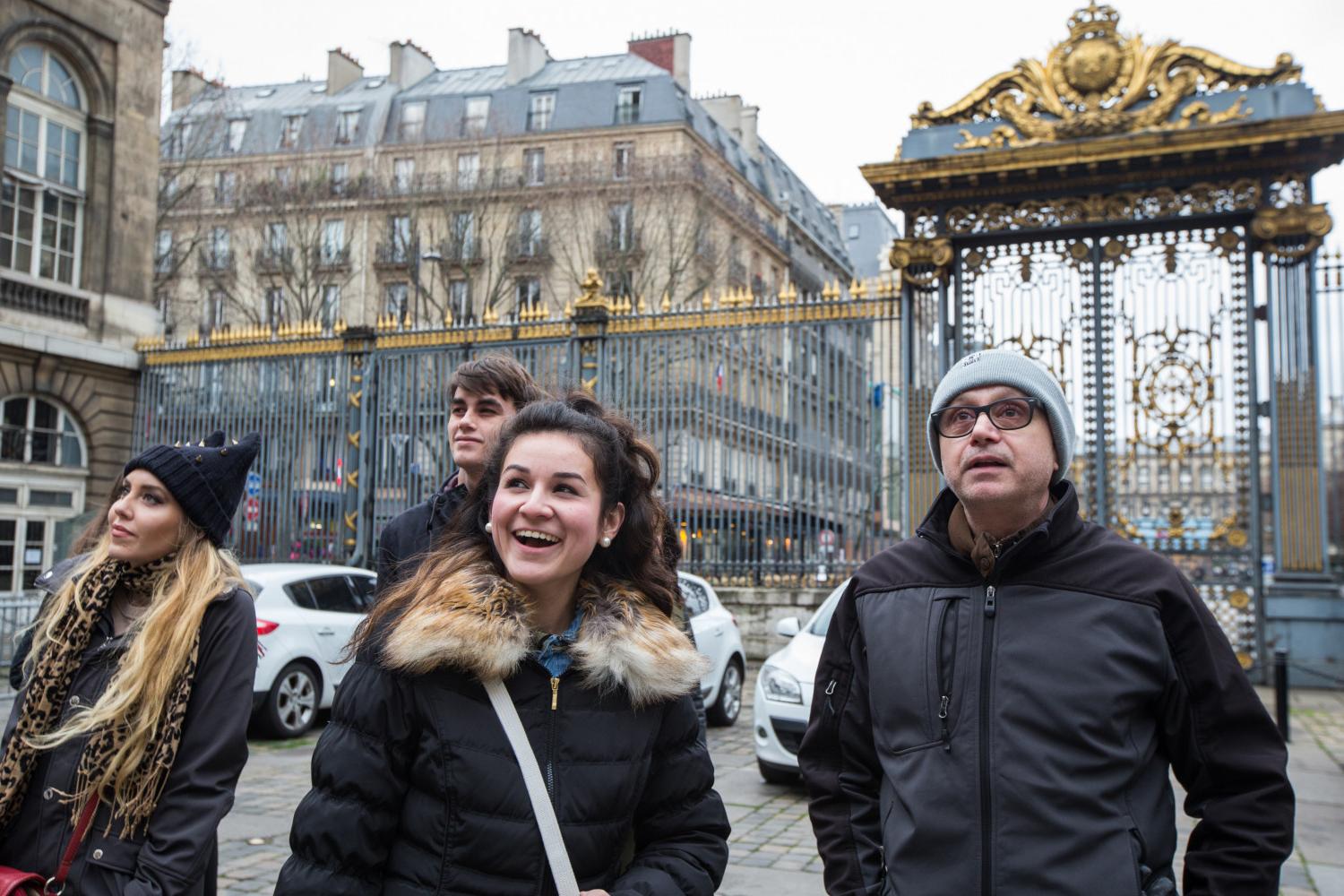 <a href='http://bkr3.philboardport.com'>BETVLCTOR伟德登录</a> French Professor Pascal Rollet leads students on a study tour in Paris.